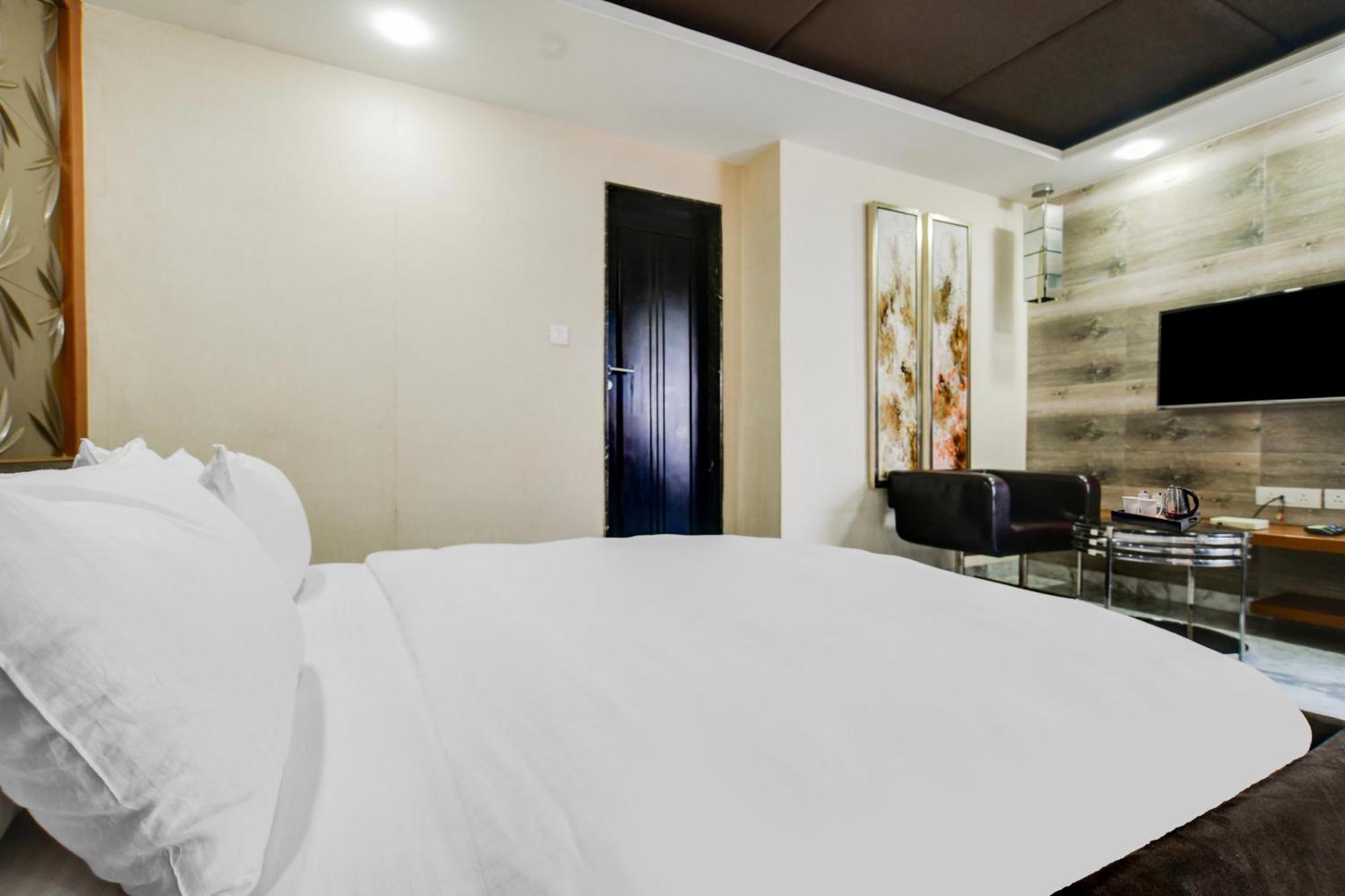 Palette Sapphire Star Chappan Market Hotel